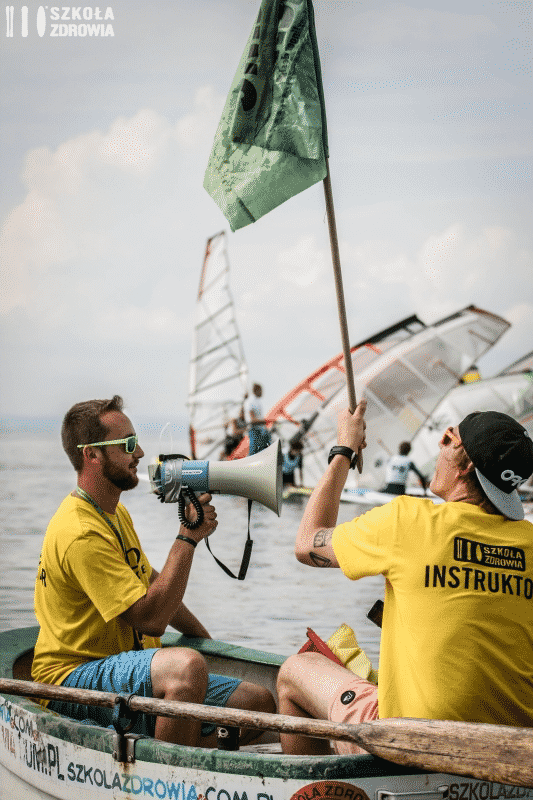 Grupowe kursy windsurfingu dla dzieci i młodzieży