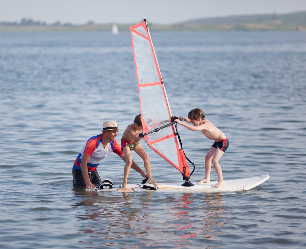 Obozy windsurfingowe dla dzieci – sposób na aktywny wypoczynek