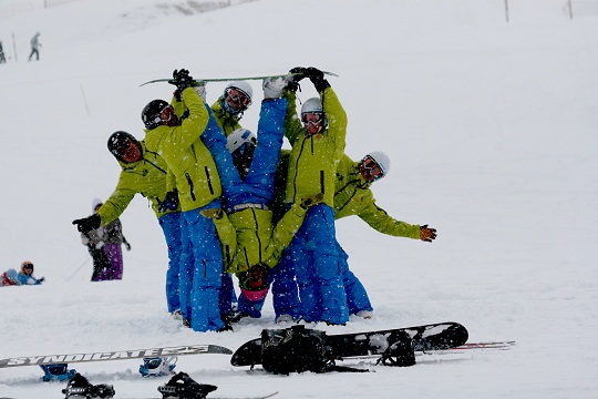 Jak uczyć się jazdy na snowboardzie – samodzielnie czy z instruktorem?